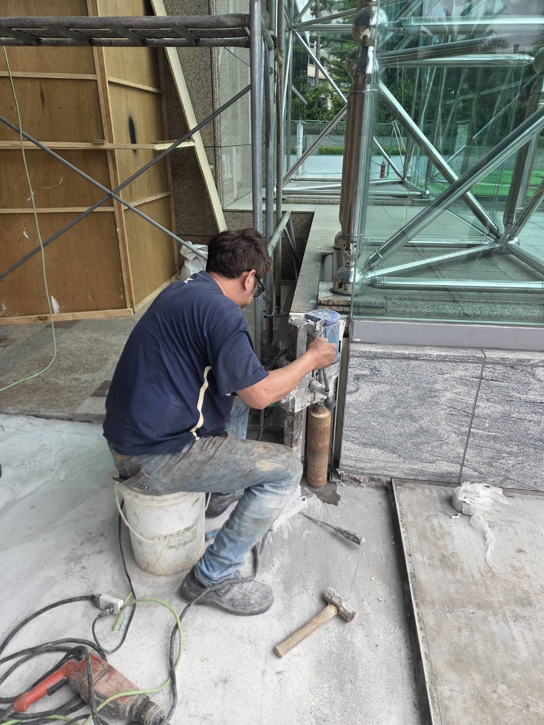 台北水電工程承包｜內湖權東路洗孔增加排水增加鐵捲門電燈迴路-3